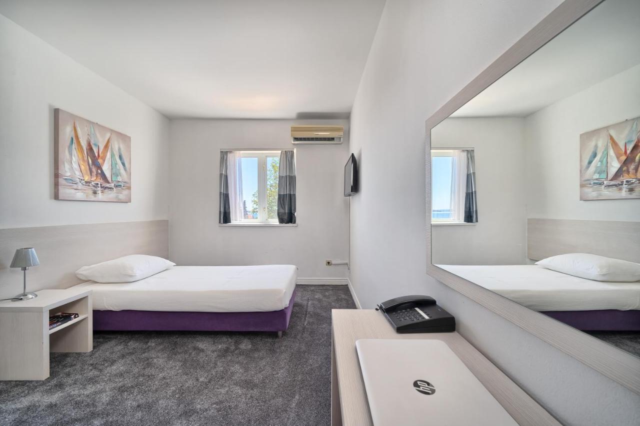 Hotel Aqua - Guest Rooms & Suites Kaštela Exteriör bild