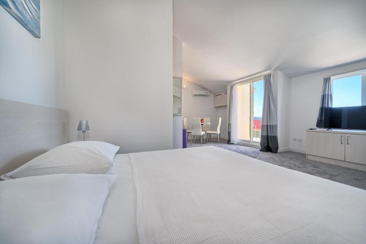 Hotel Aqua - Guest Rooms & Suites Kaštela Exteriör bild