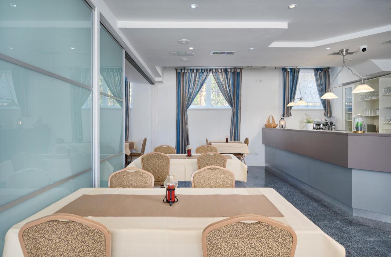 Hotel Aqua - Guest Rooms & Suites Kaštela Exteriör bild